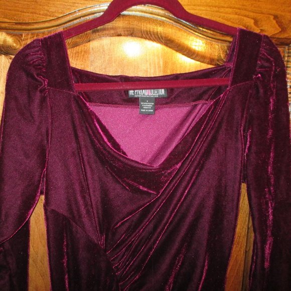 Pyramid Collection Gown - Picture 2 of 6